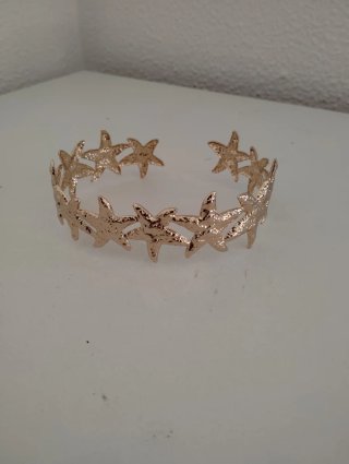 Brazalete Dorado con Diseño de Estrellas