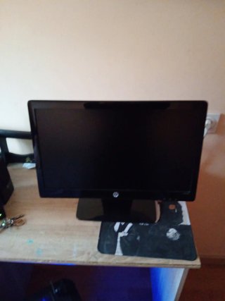 Monitor HP Negro con teclado y ratón