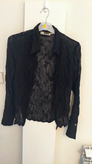 Blusa negra con textura