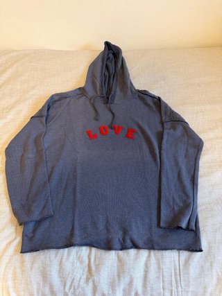 Sudadera azul efecto lavado con la palabra "LOVE"