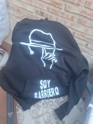 Sudadera Negra con Estampado