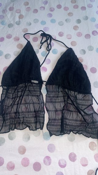 Top negro con detalle de encaje