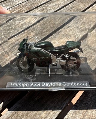 Moto de colección Triumph 955i Daytona escala 1/24