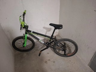 Bicicleta BMX Negra y Verde