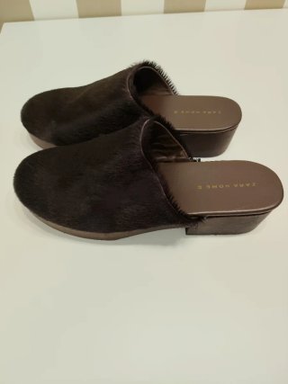 Zuecos Zara Home de Madera y Piel