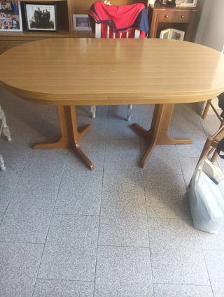 Mesa de comedor de madera