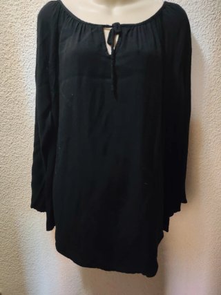 Blusa Negra con Lazo