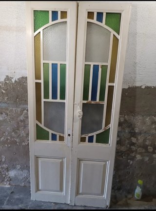 Puerta Doble de Madera Antigua con Vidriera