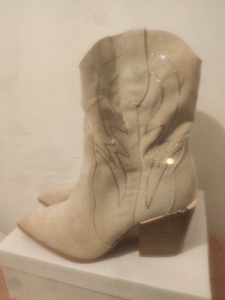 Botines Beige con Brillantes y Tacón Ancho