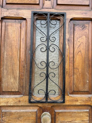 Puerta Antigua Madera con Reja, cerradura y marco