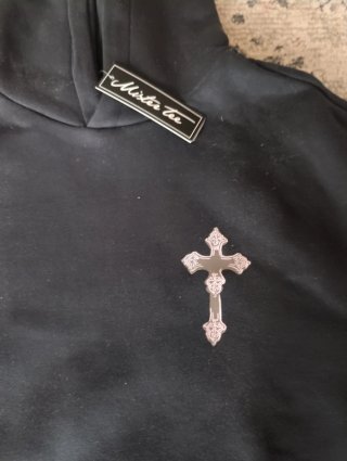 Sudadera Negra con Detalle de Cruz NUEVA