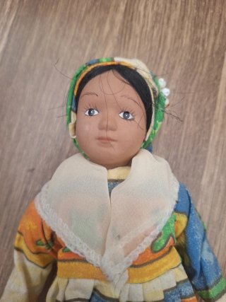 Muñeca de Porcelana con Traje Tradicional