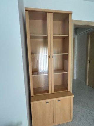 Vitrina de madera con puertas de cristal
