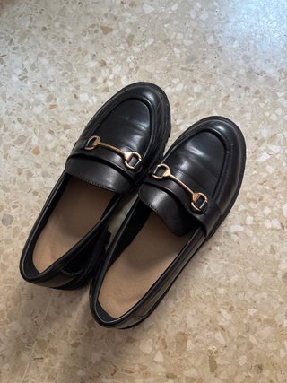 Mocasines Negros con Anilla Dorada
