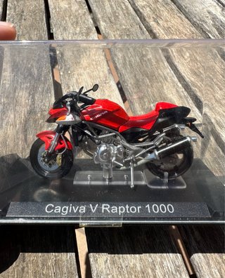 Moto de colección Cagiva V Raptor 1000 escala 1/24