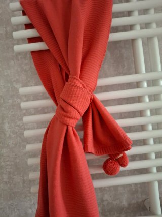 Mantón de punto color coral