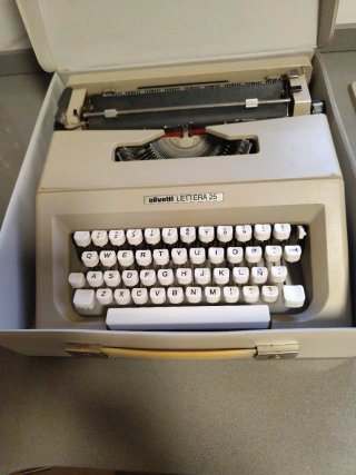Máquina de escribir Olivetti Lettera 25