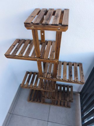 Estantería de madera para plantas