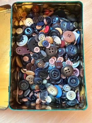 Lata Vintage Metálica con Botones