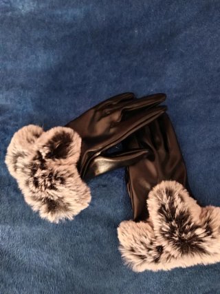 Guantes negros de cuero con detalle de pelo