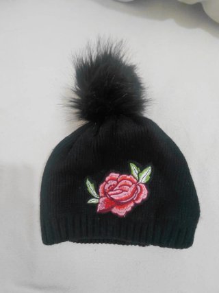 Gorro de lana negro con bordado de rosa