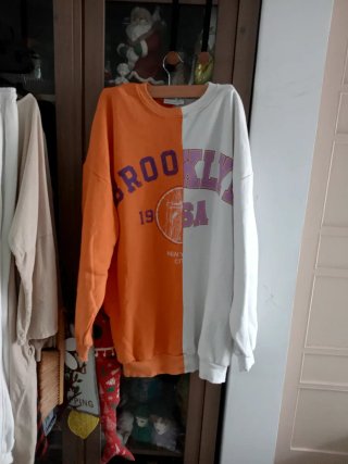 Sudadera bicolor naranja y blanca