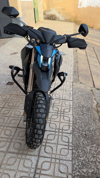 Moto Zontes Naked Negra y Azul