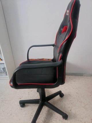 Silla de escritorio giratoria negra y roja