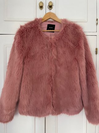 Chaqueta de pelo sintético rosa Bershka