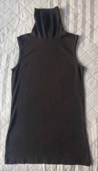 Camiseta de cuello alto sin mangas negra