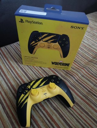 Mando PS5 DualSense Edición Wolverine más soporte