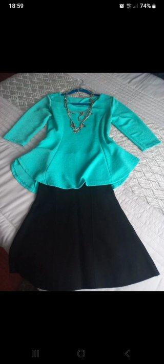 Conjunto de falda negra y blusa turquesa