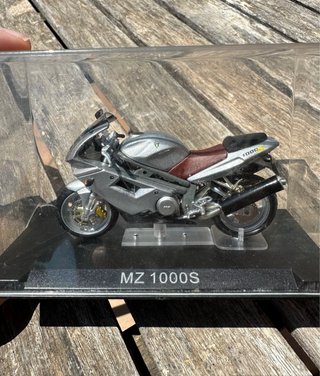 Moto de colección MZ 1000S escala 1/24