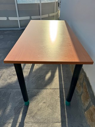 Escritorio de madera con patas negras