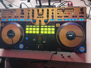 Controladora DJ Pioneer DDJ-REV7 skins negro dorad