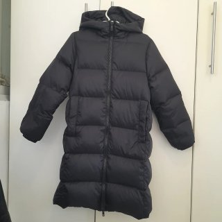 Abrigo Acolchado Negro con Capucha