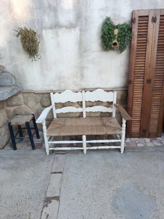 Sillón de mimbre y madera