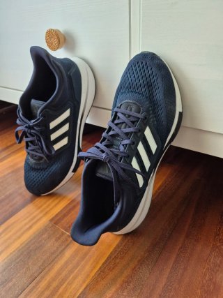 Zapatillas adidas BOUNCE 44 2/3, usadas una  vez.