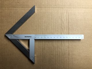 ESCUADRA BUSCA CENTROS MILIMETRADA 130x150mm.
