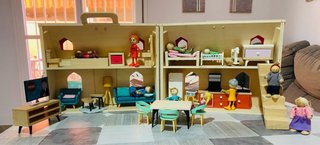 Casa de muñecas de madera con accesorios