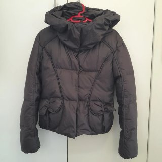 Chaqueta acolchada negra con capucha
