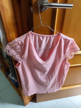 Camiseta Rosa con Detalles de Encaje