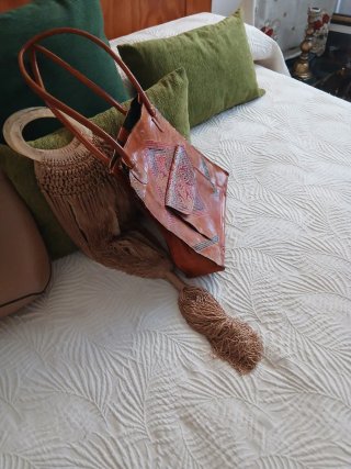 Bolso de mano artesanal marrón