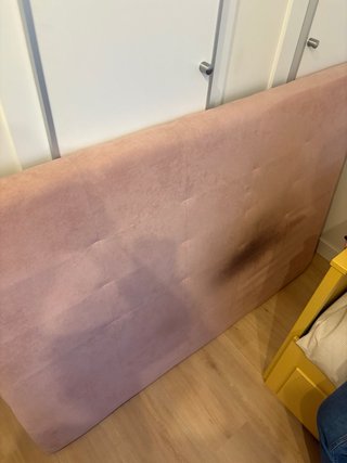 Cabecero de tela rosa .