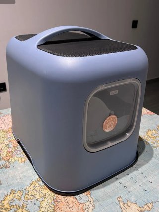 Caja de arena para gatos cerrada