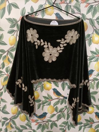 Capa Poncho Negra con Bordados
