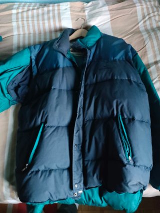 Anorak Boomerang Azul y Verde, de plumas.