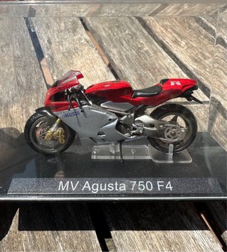 Moto de colección MV Agusta 750 F4 escala 1/24