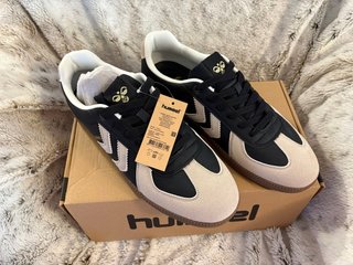 Zapatillas Hummel Negras y Beige