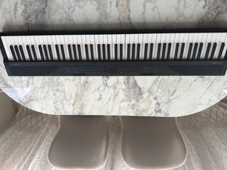 Piano Alesis Recital PLAY con funda i piernas